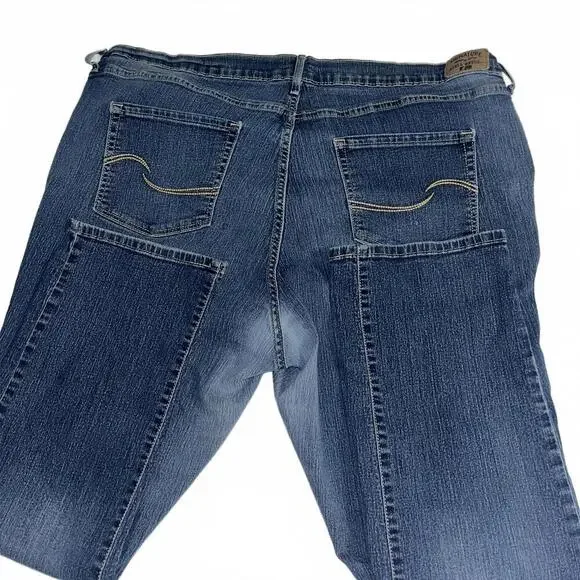 Levi's Signature Gold Curvy Straight Woman’s 36W x 30L Denim Medium Wash Jeans - Picture 6 of 6